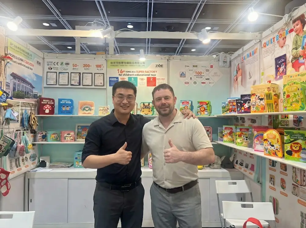 Customer visiting the ZOE FELT booth at a trade show-1